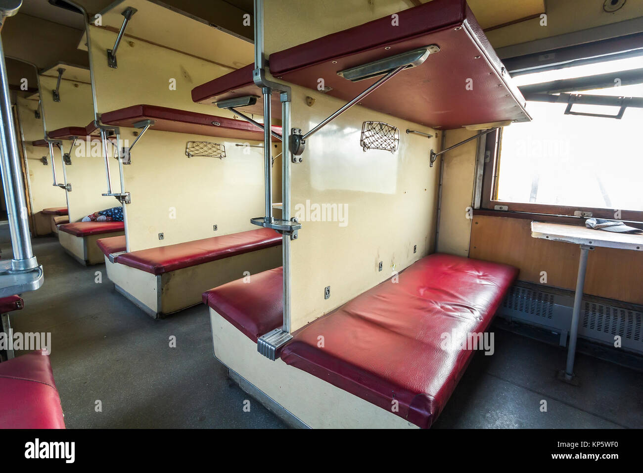 Vintage train intérieur avec des sièges de voiture à dormir Banque D'Images