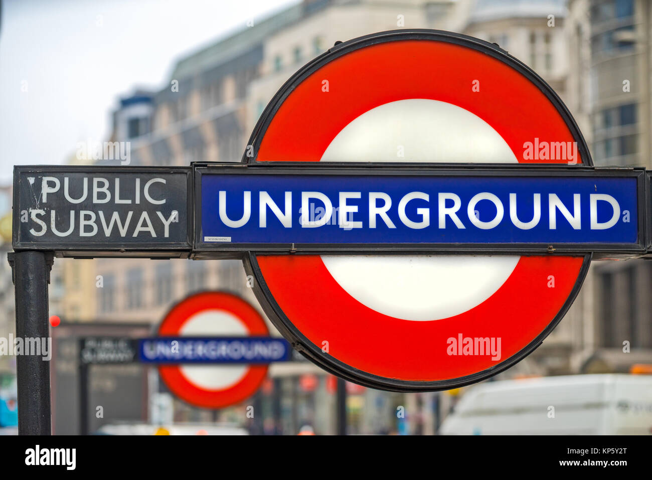 Londres, Royaume-Uni - 26 janvier 2017 : le métro de Londres signe en forme de cocarde. Le métro de Londres est le plus ancien métro au monde couvrant Banque D'Images