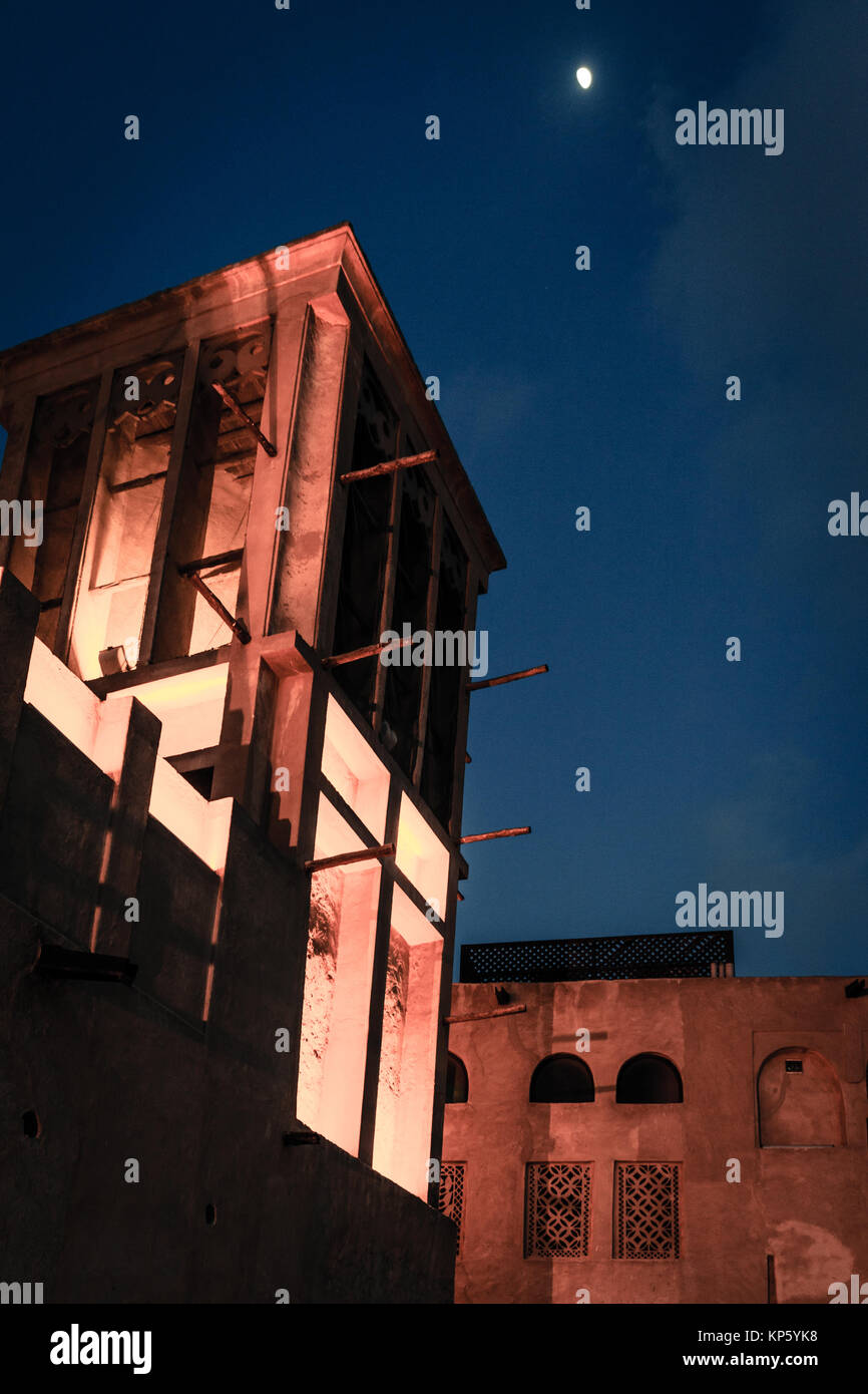 Lune au-dessus des bâtiments traditionnels de Al Bastakiya district de vieux Dubai Banque D'Images