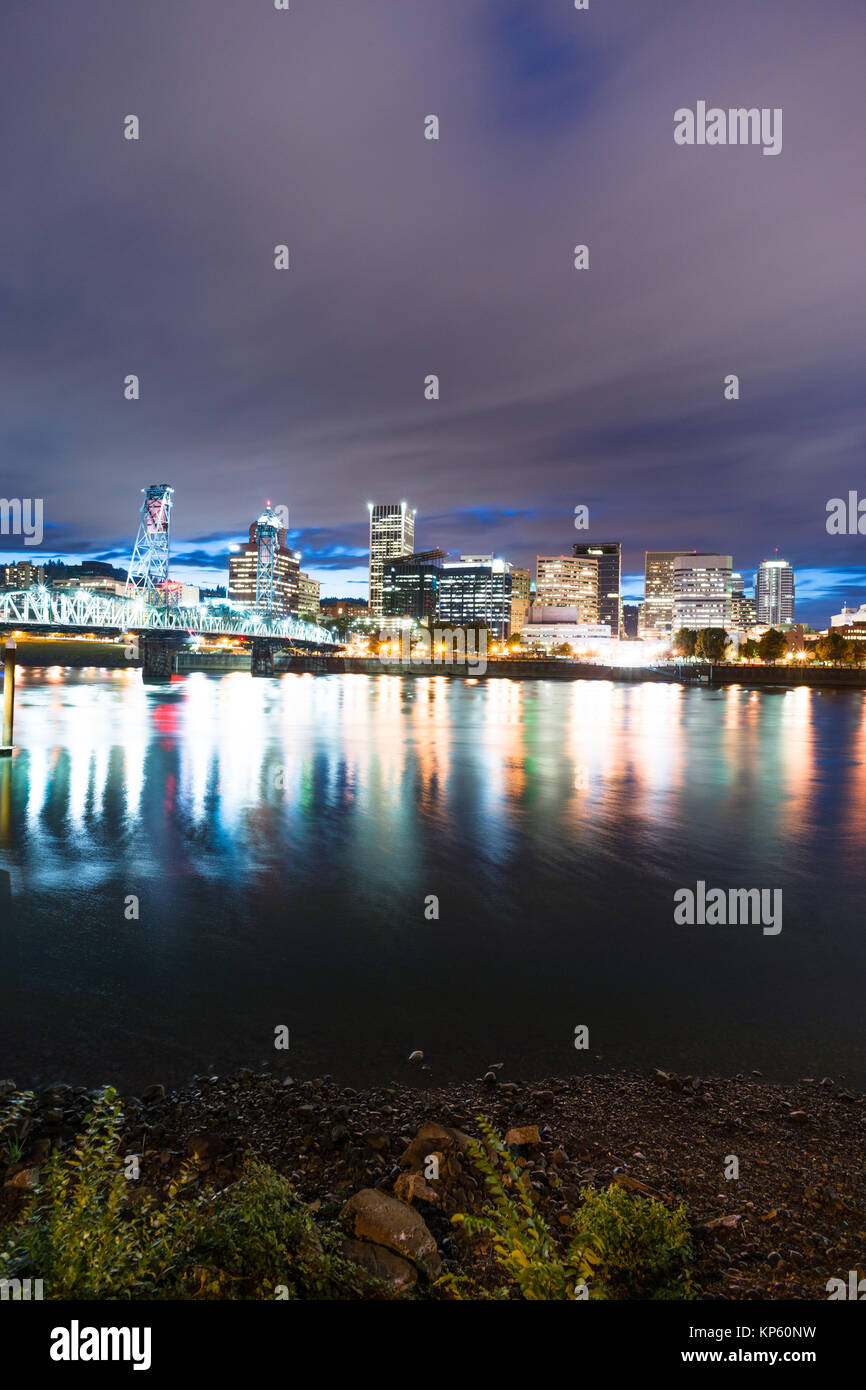 Au bord de la rivière Willamette à Portland Oregon coule sous le pont Hawthorne Banque D'Images