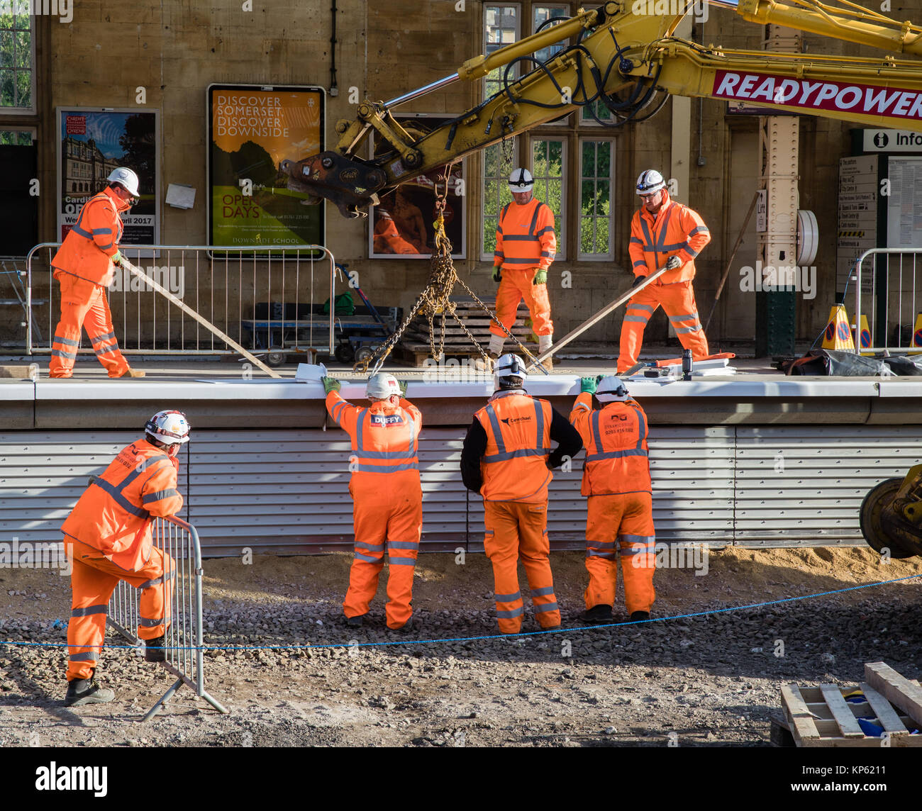 Ouvriers de l'installation de la nouvelle plate-forme à la gare de Bath Spa sur la ligne GWR en préparation pour l'électrification Banque D'Images