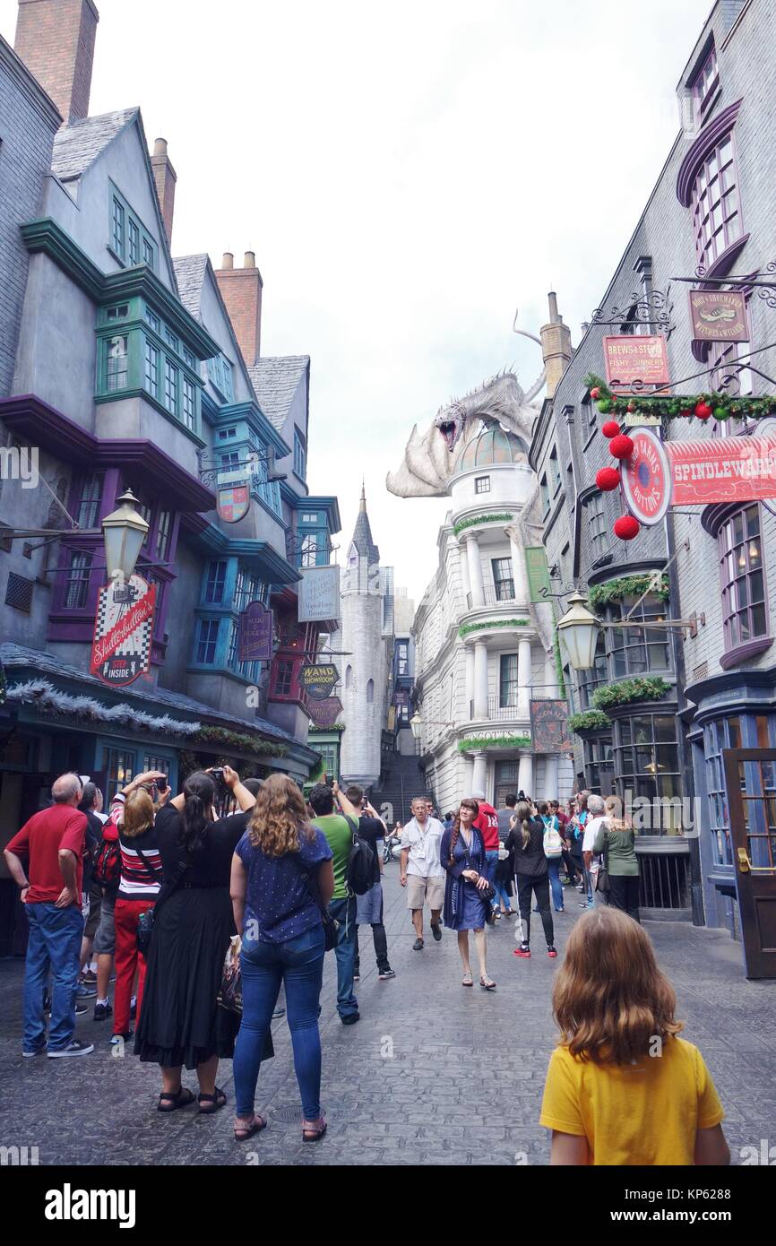Une foule de touristes de prendre des photos dans le chemin de traverse dans le monde magique de Harry Potter, à Universal Studios à Orlando, Floride, USA. Banque D'Images