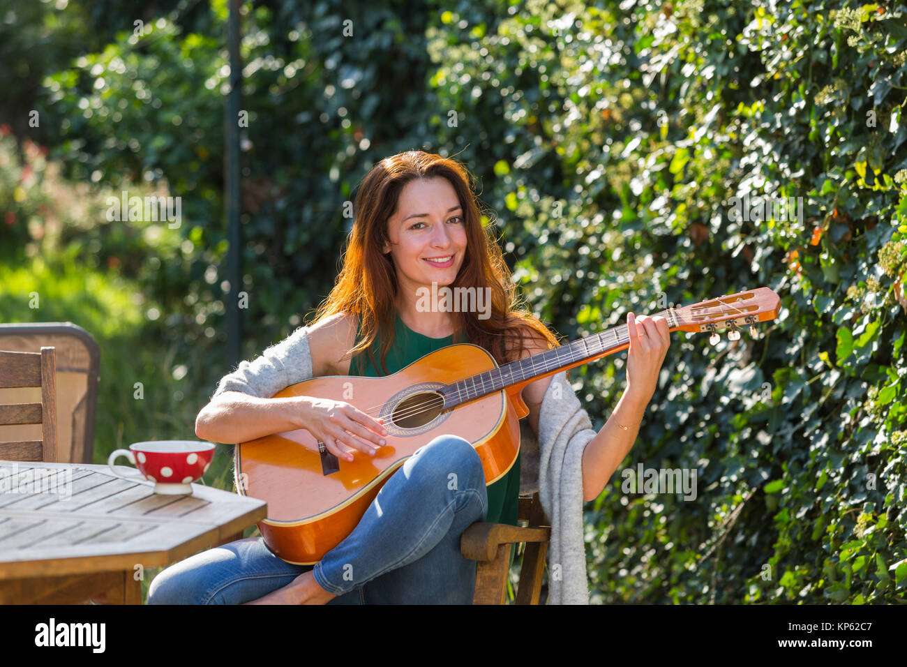 Femme jouant de la guitare. Banque D'Images