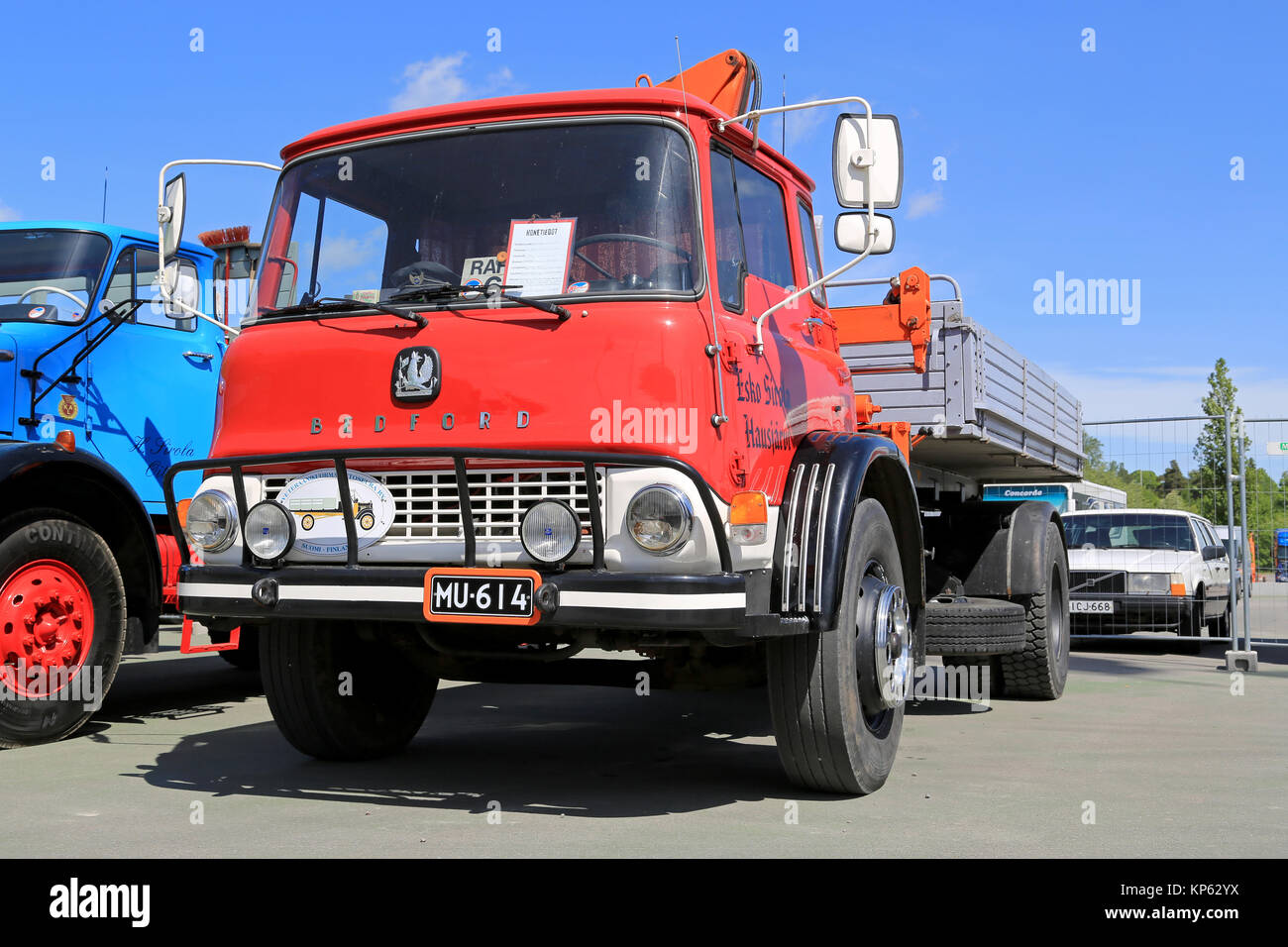 HELSINKI, FINLANDE - le 11 juin 2015 : Classic 1972 camion Bedford avec citernes et plate-forme logistique à grue Transports 2015. Banque D'Images