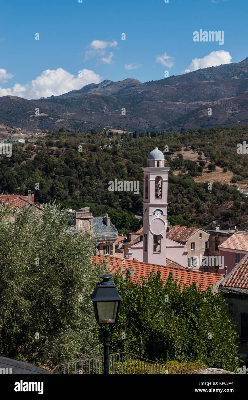 Corse : l'horizon de Corte, village de la Haute Corse, avec vue sur le clocher de l'église de l'Annonciation, la plus ancienne ville bâtiment (1450) Banque D'Images