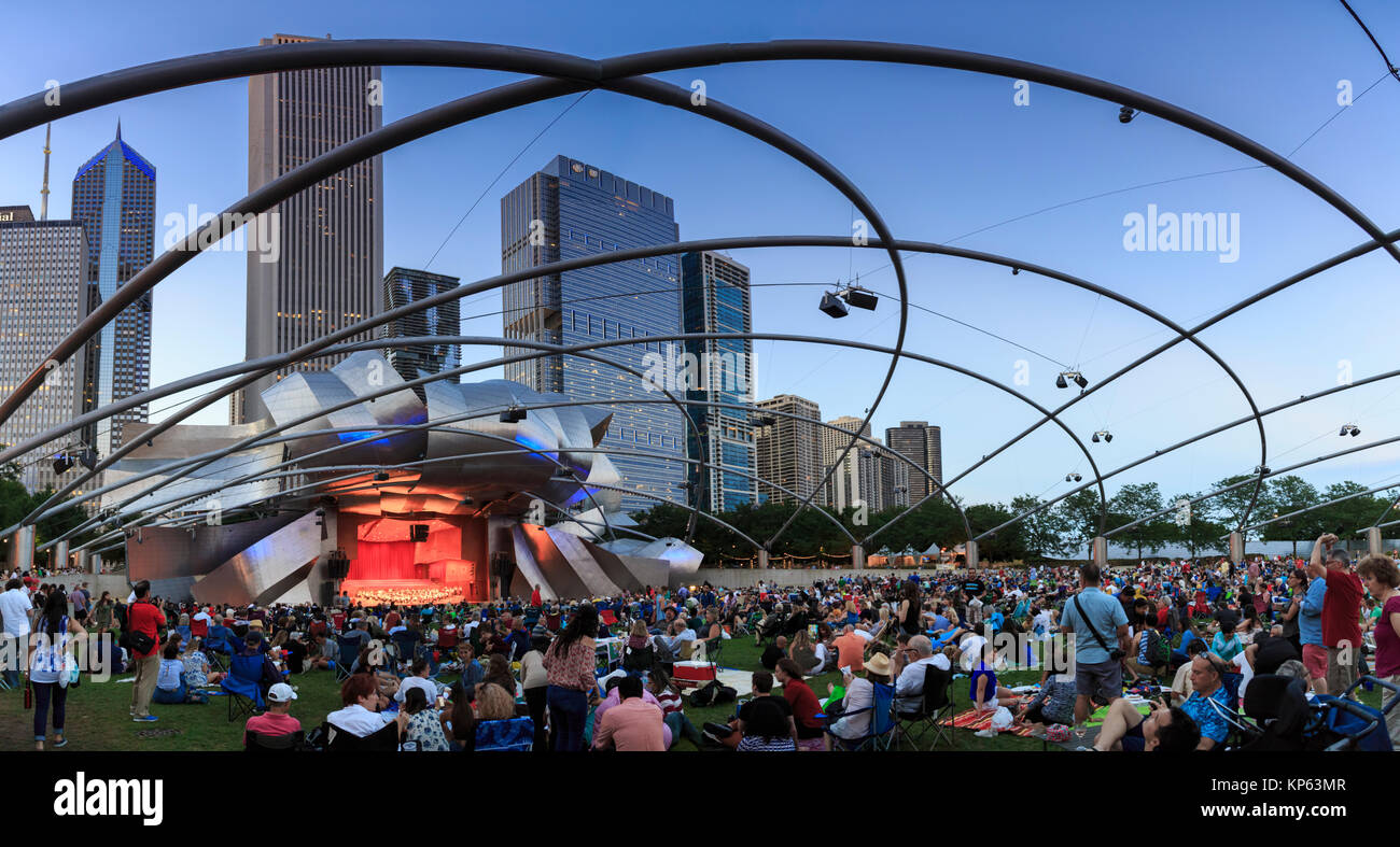 Le Millennium Park et Chicago Skyline, foule à Grant Park Symphony le pavillon Jay Pritzker, un abri conçu par Frank Gehry, des gratte-ciel de la Banque D'Images