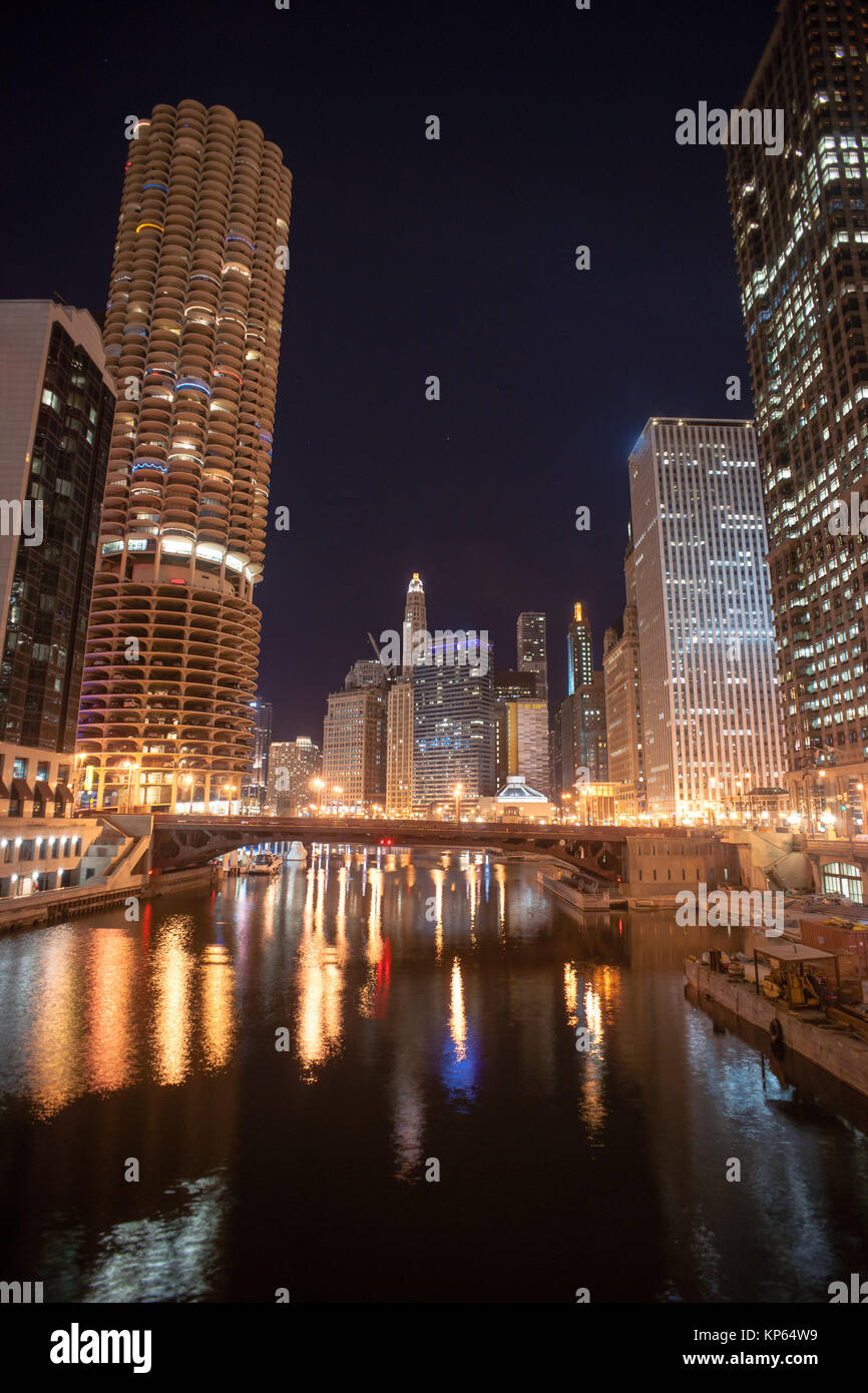 Sous Canal Dearborn Street Chicago Downtown Ville Skykine Condominiums Banque D'Images