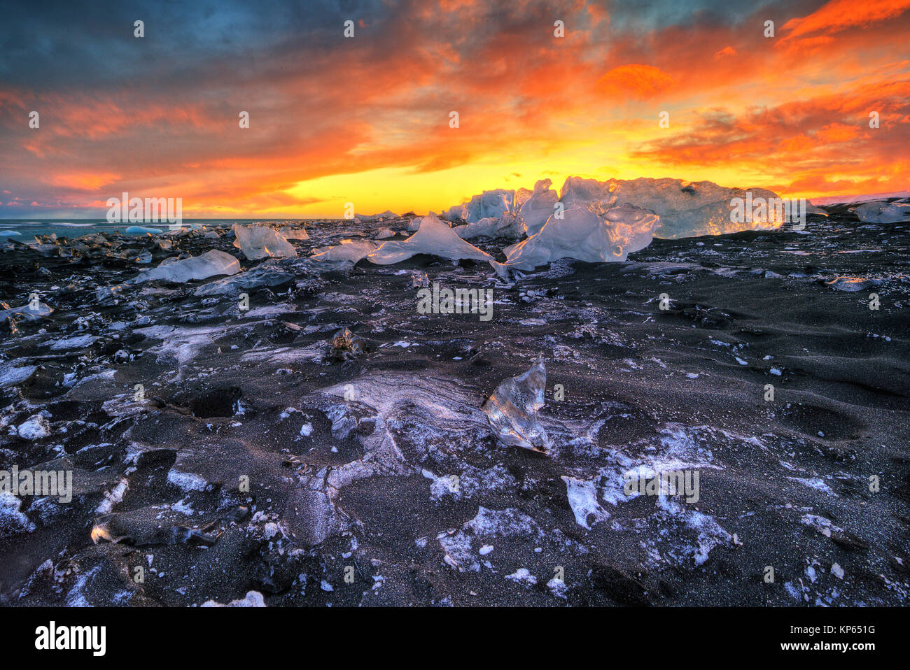 Magnifique coucher de soleil sur célèbre plage du diamant, de l'Islande. Cette lave sable plage est pleine de nombreux joyaux de glace géant, placé près de glacier Jökulsárlón lagon. Banque D'Images