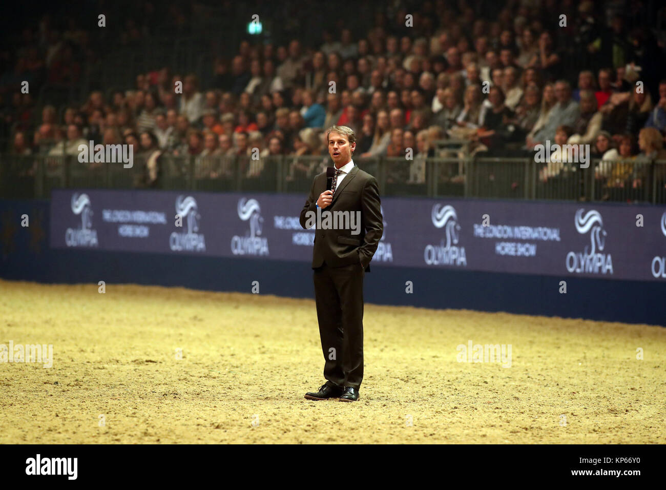 La société britannique Carl Hester parle de l'art du dressage dans une masterclass pendant deux jours de la London International Horse Show à l'Olympia de Londres. ASSOCIATION DE PRESSE Photo. Photo date : mercredi 13 décembre, 2017. Voir PA story EQUESTRIAN Olympia. Crédit photo doit se lire : Steve Parsons/PA Wire Banque D'Images