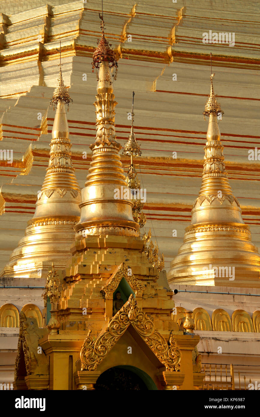 Close up de la pagode bouddhiste d'or ou stupa de la pagode Shwedagon, Yangon, Myanmar. Banque D'Images