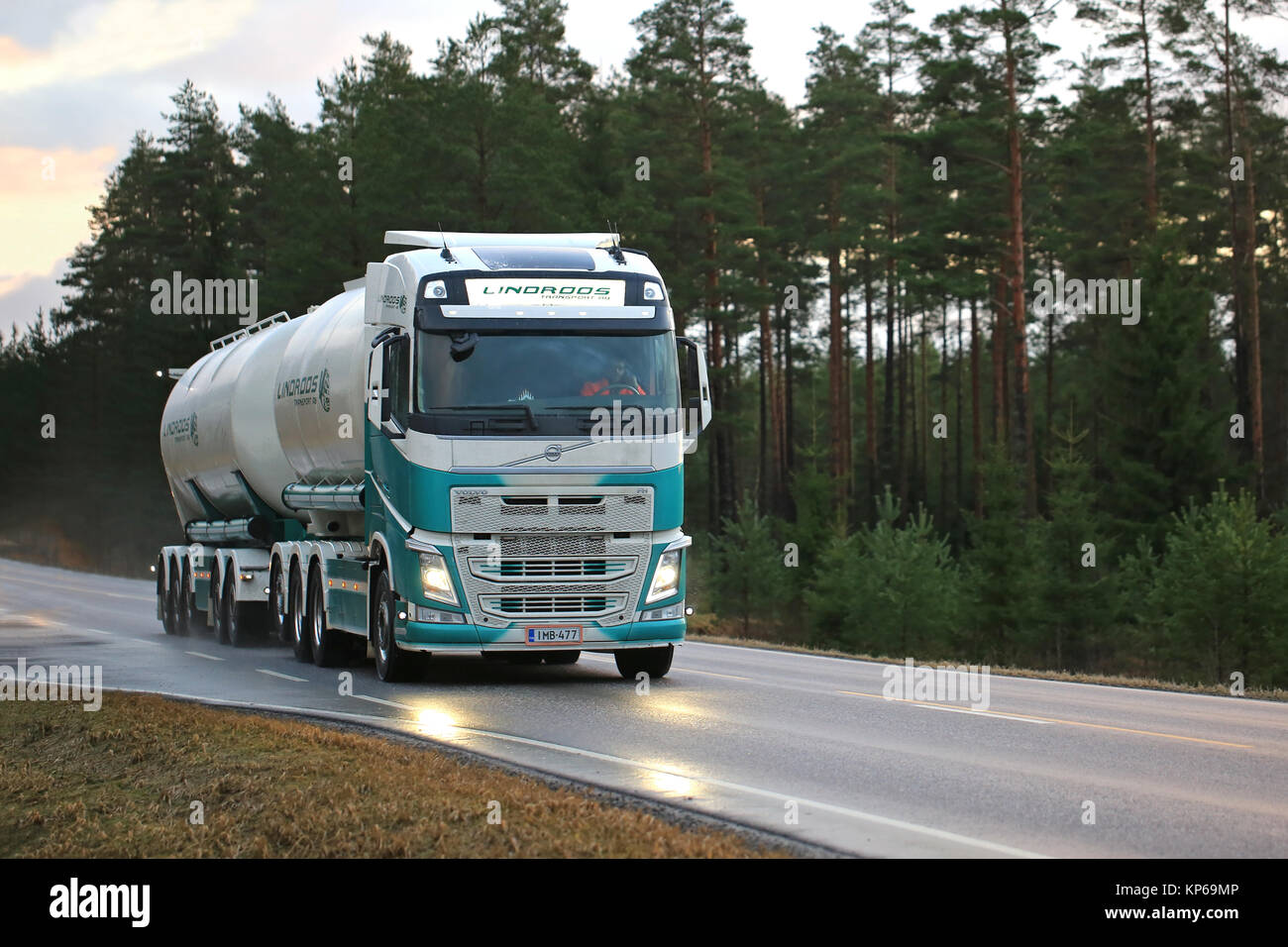 SALO, FINLANDE - le 8 décembre 2017 : blanc et vert Volvo FH tank truck de Lindroos Transport Ab transporte des biens sur une route de campagne humide au coucher du soleil. Banque D'Images