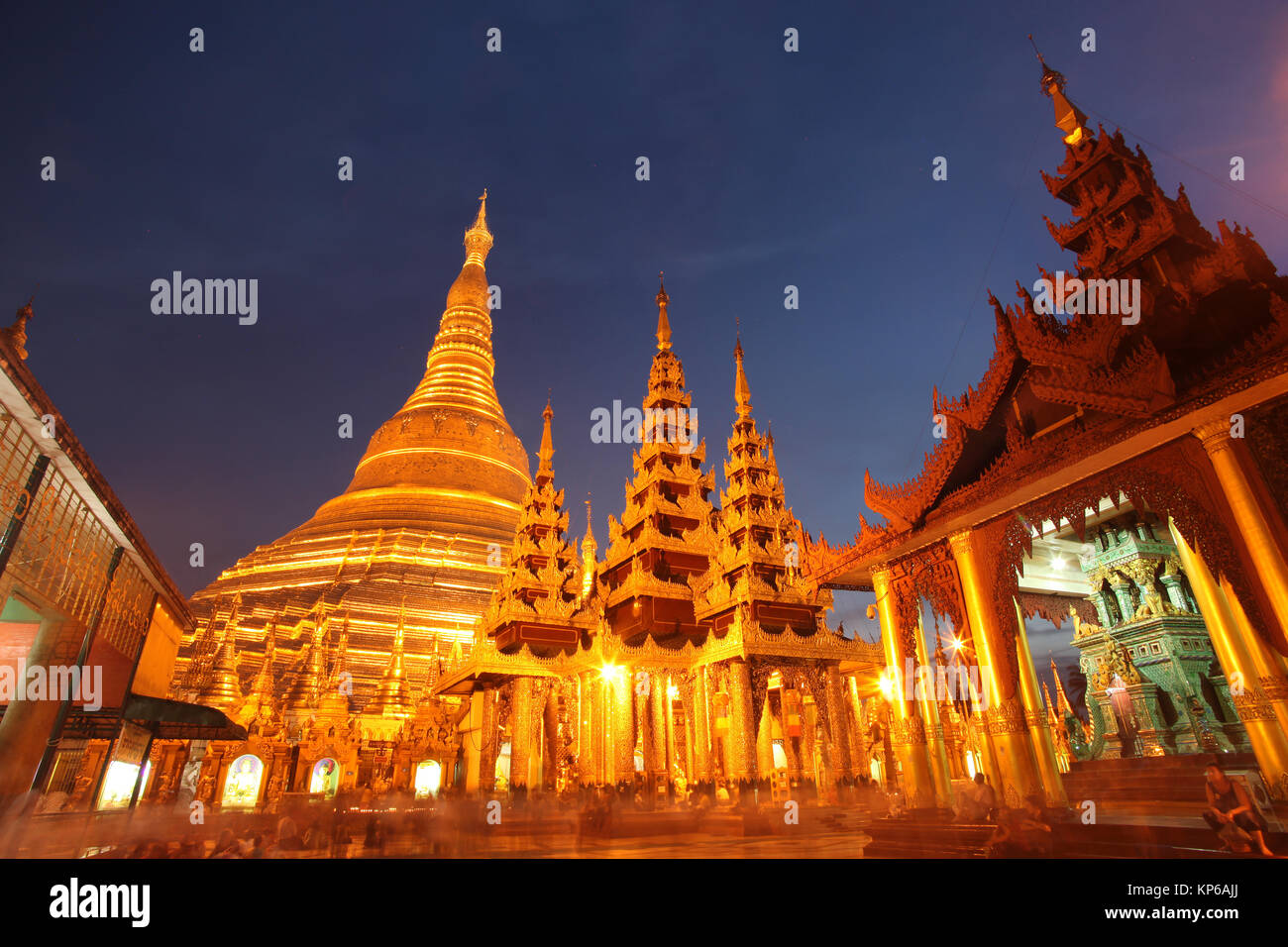 Une longue exposition de la pagode bouddhiste d ou stupa de la pagode Shwedagon à Yangon, Myanmar, crépuscule. Banque D'Images