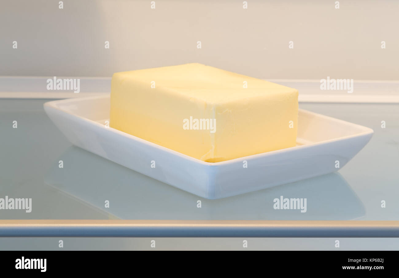 Le beurre dans ouvert réfrigérateur concept. Banque D'Images