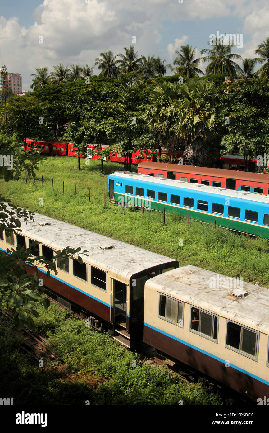 Trains depuis le Myanmar Railways & la ligne de chemin de fer circulaire, la gare centrale de Yangon, Myanmar. Banque D'Images