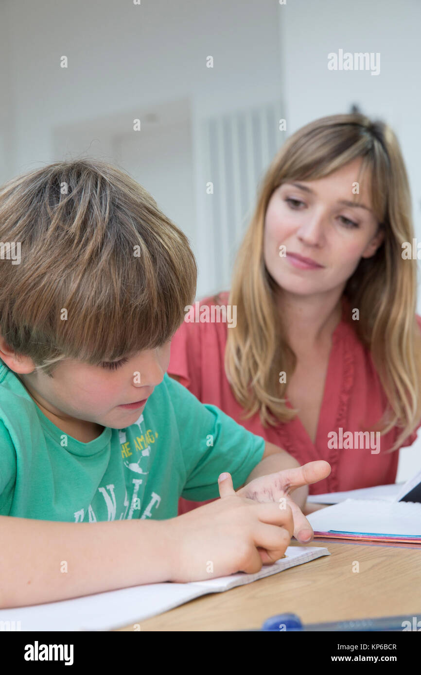 Faire des devoirs de l'enfant Banque D'Images