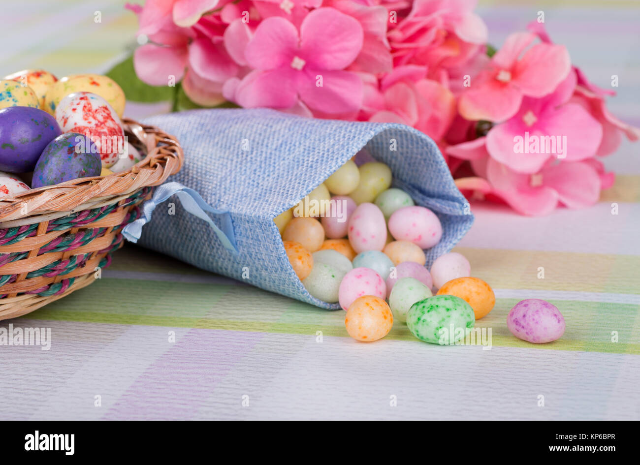 Easter jelly bean candy dans un sac de tissu bleu sur une table Banque D'Images