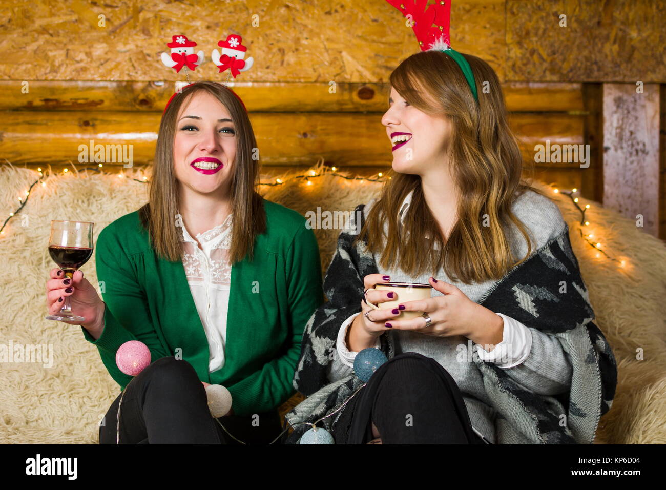 Les amis de s'amuser avec le feu brille sur accueil fête de Noël Banque D'Images