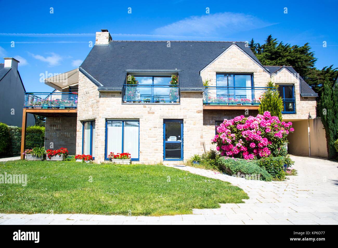 Bleu typique maison bretonne en pierre et superbe paysage et fleurs