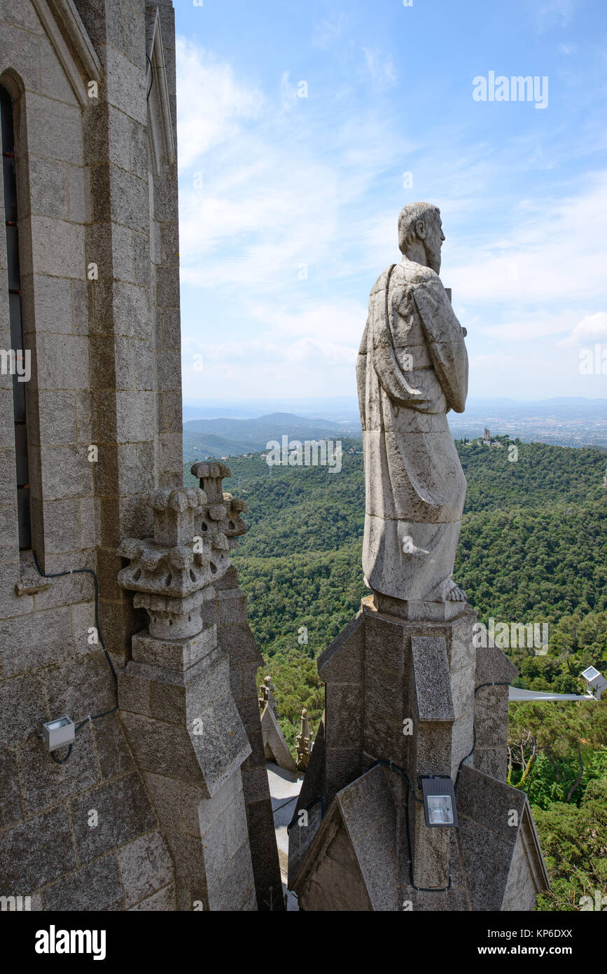 Vue du pont d'observation du Temple Temple Sagrat Cor vers Puig Hill qui est entre Barcelone et Sant Cugat del Vallès, la montagne Tibidabo, Barce Banque D'Images