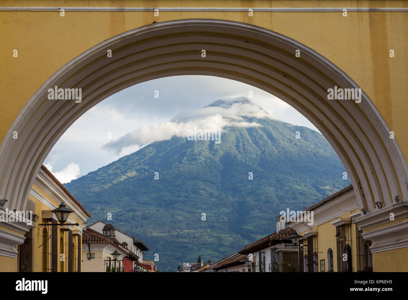 Passage de Santa Catalina et le volcan Agua en arrière-plan | Antigua | Guatemala Banque D'Images