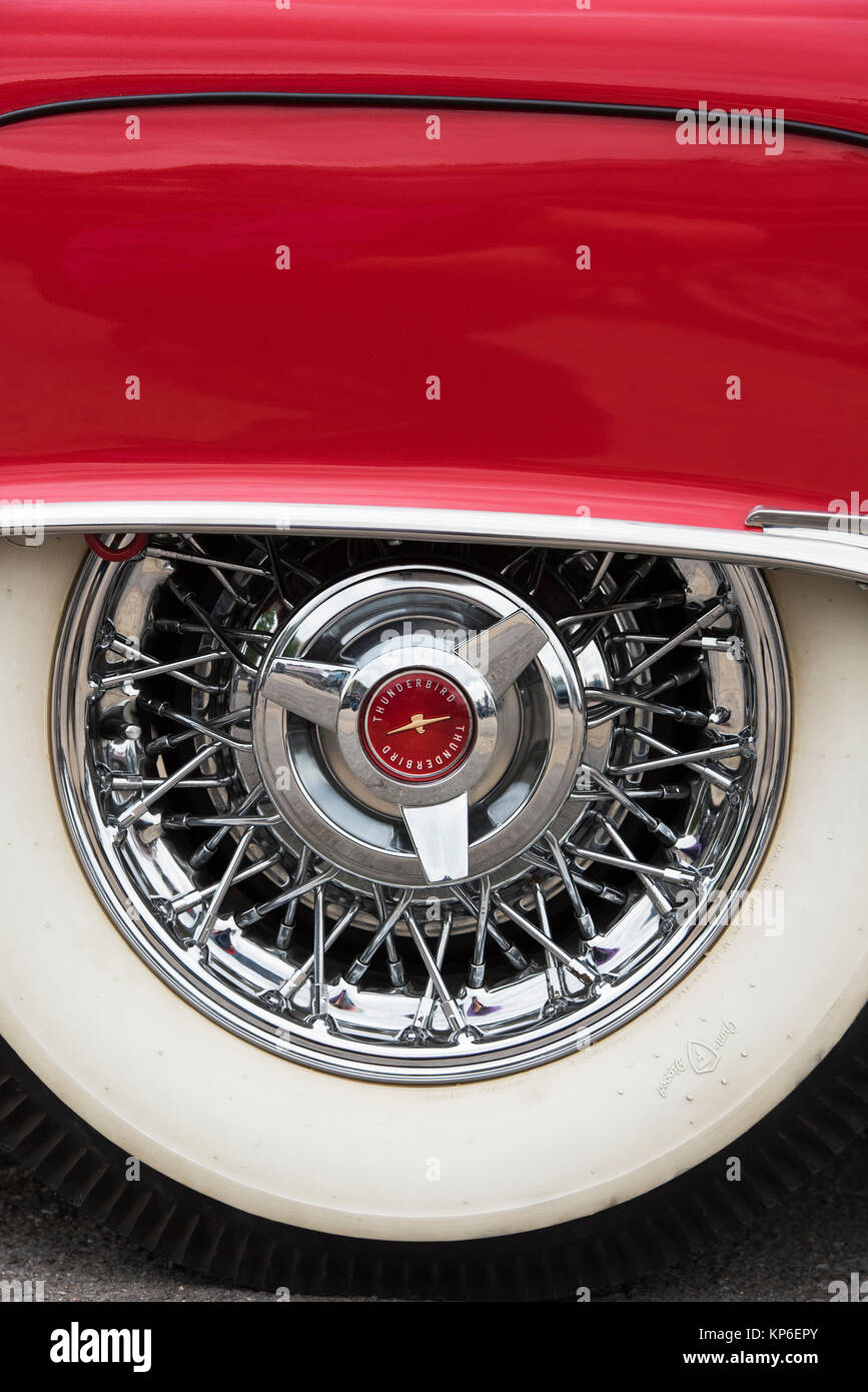 1955 Ford Thunderbird Convertible détail la roue et l'aile. Classic American T Bird Banque D'Images