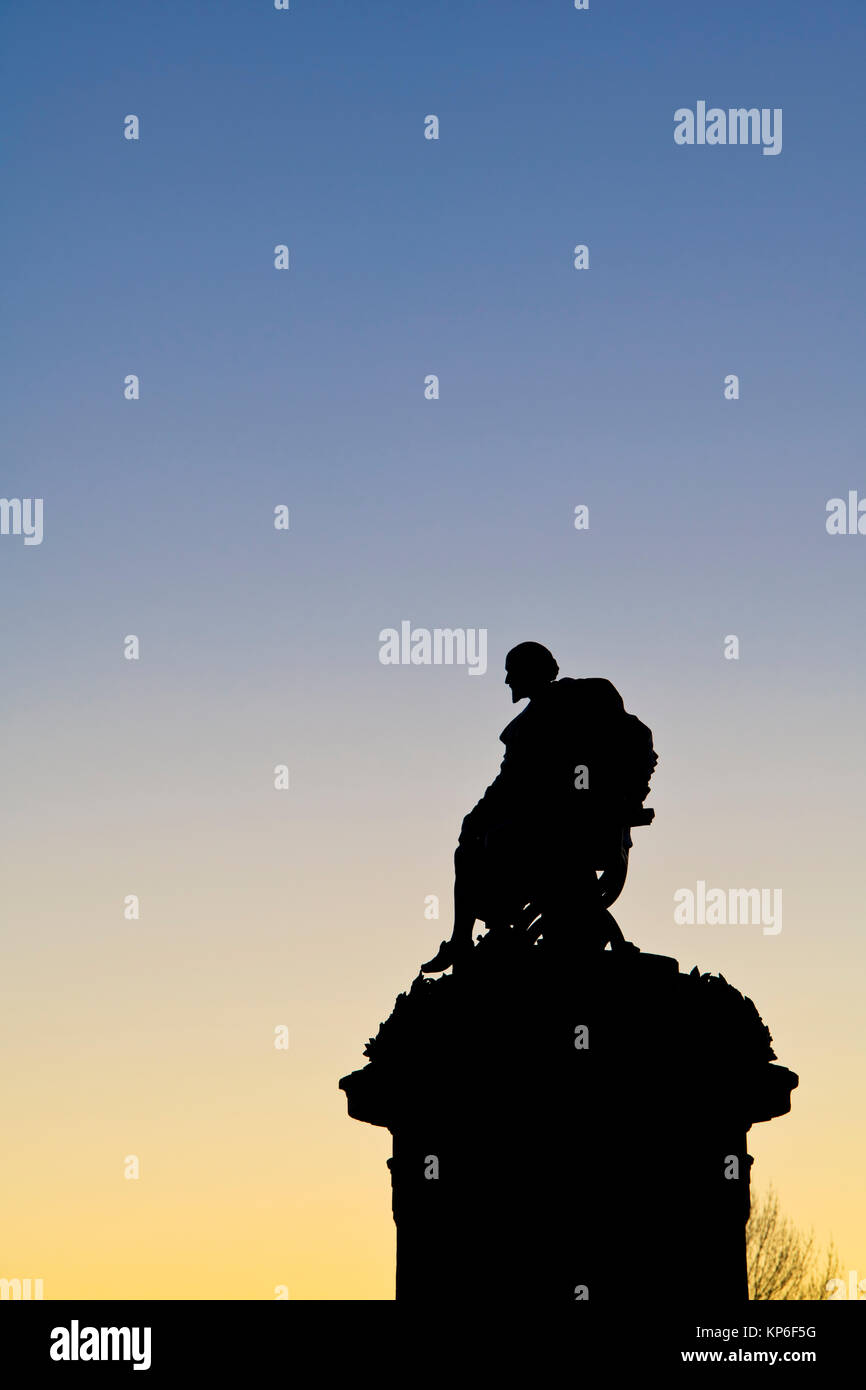 William Shakespeare statue au lever du soleil. Silhouette. Stratford Upon Avon, Warwickshire, Angleterre Banque D'Images