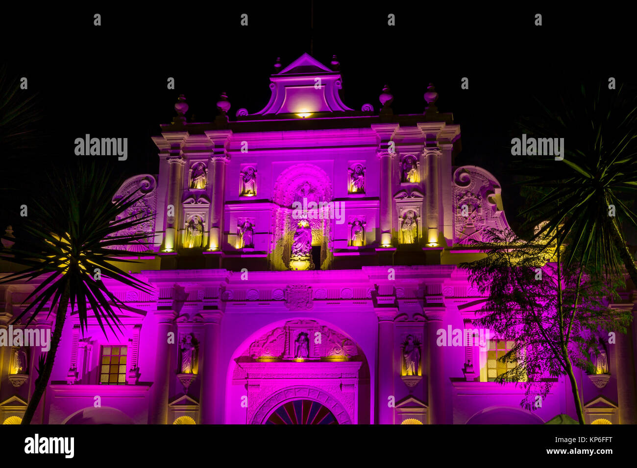 La cathédrale San José illuminé spécialement au cours d'une procession de la Semaine Sainte | Antigua | Guatemala Banque D'Images
