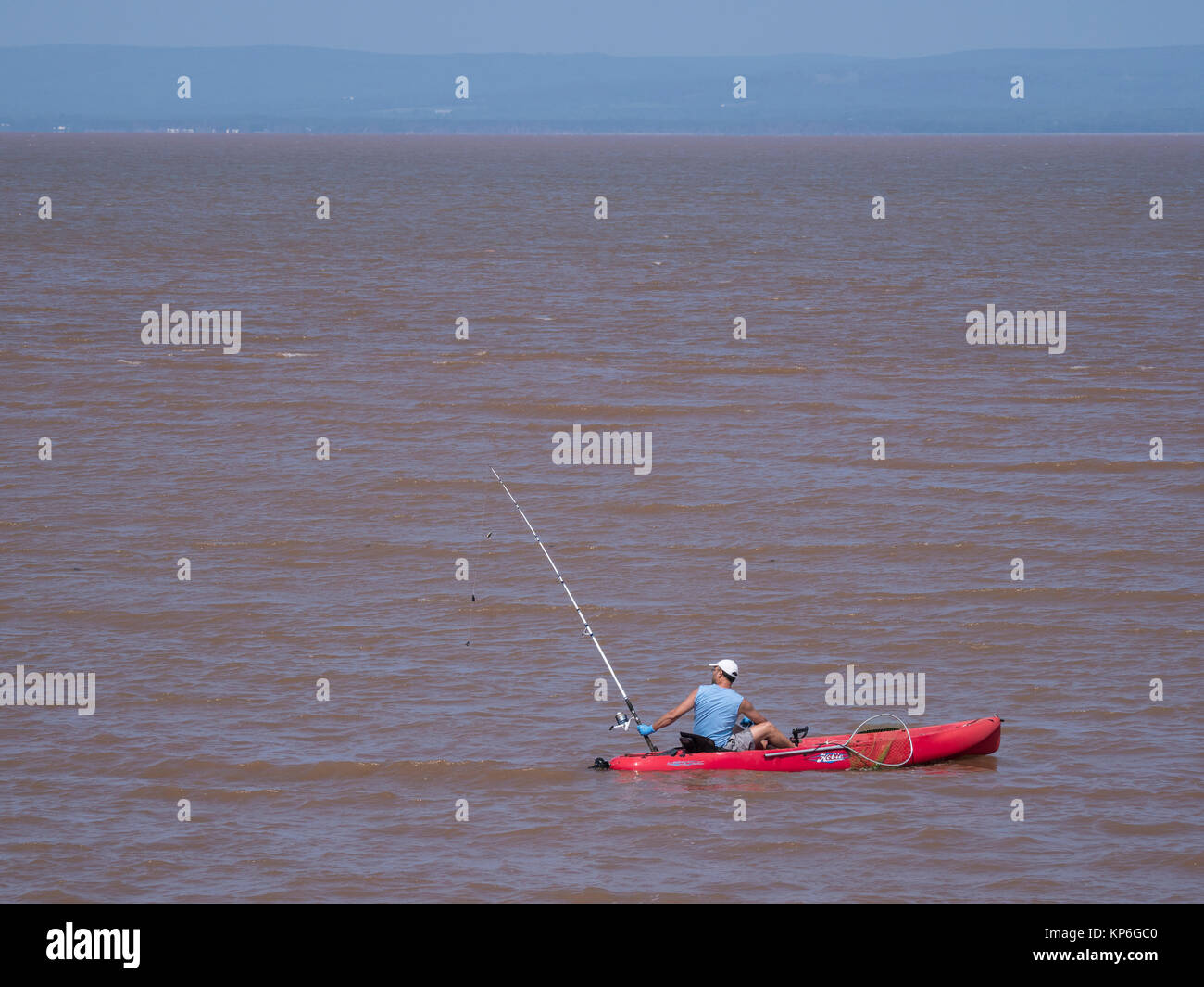 Pêche à l'homme à partir d'un kayak, la baie de la baie de Fundy, Anthony Provincial Park, l'autoroute 215, de la Nouvelle-Écosse, Canada. Banque D'Images