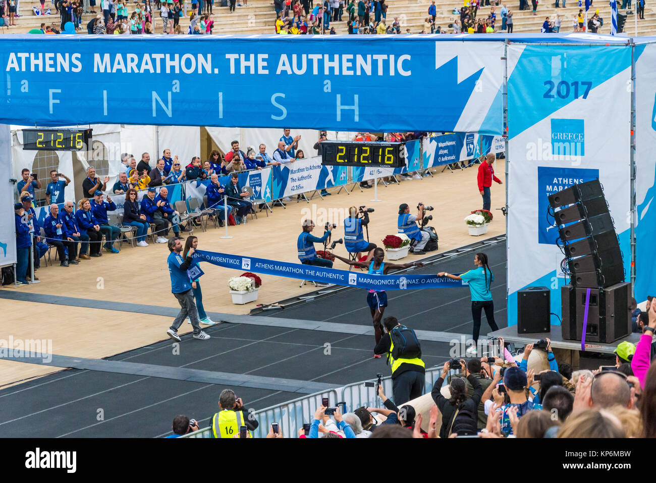 Samuel Kalalei du Kenya de franchir la ligne d'arrivée 1er. Marathon d'Athènes 2017 Banque D'Images