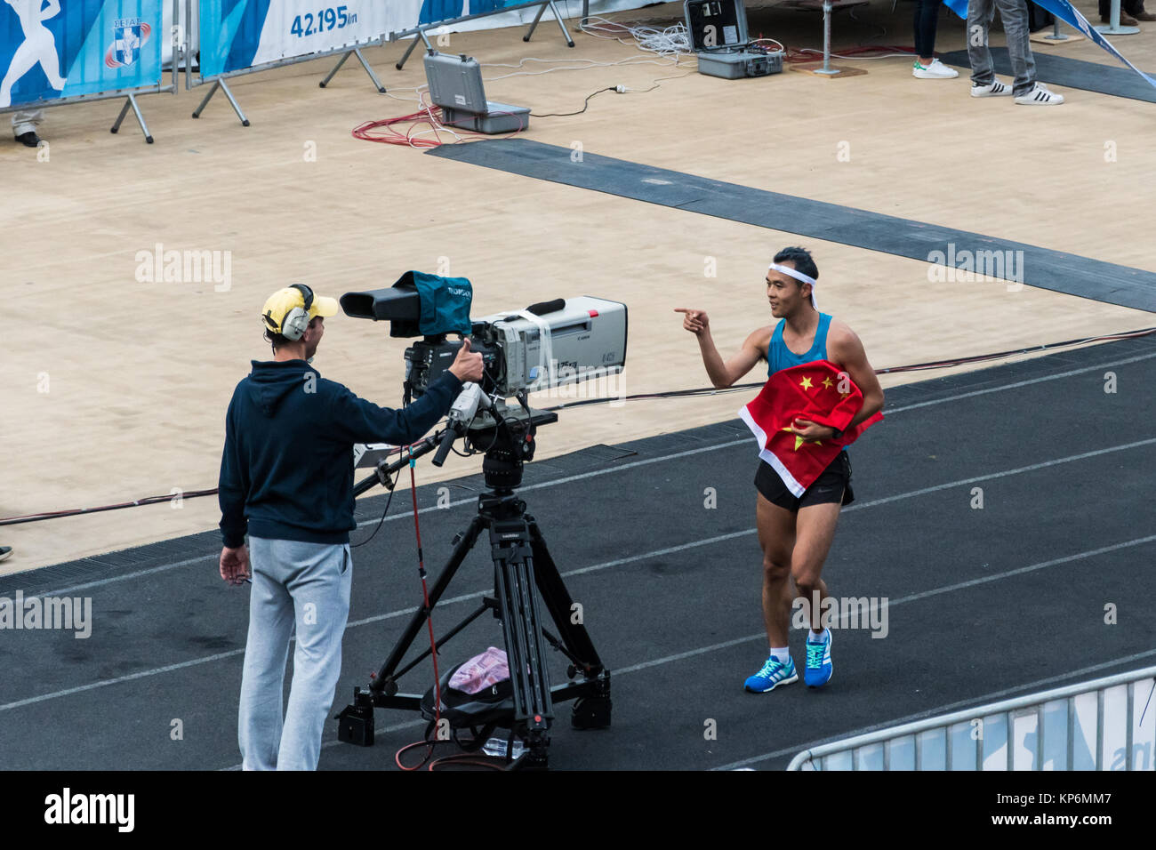 Li Wei de Chine devant une caméra lorsqu'il a terminé son cours. 35e marathon d'Athènes 2017. Banque D'Images