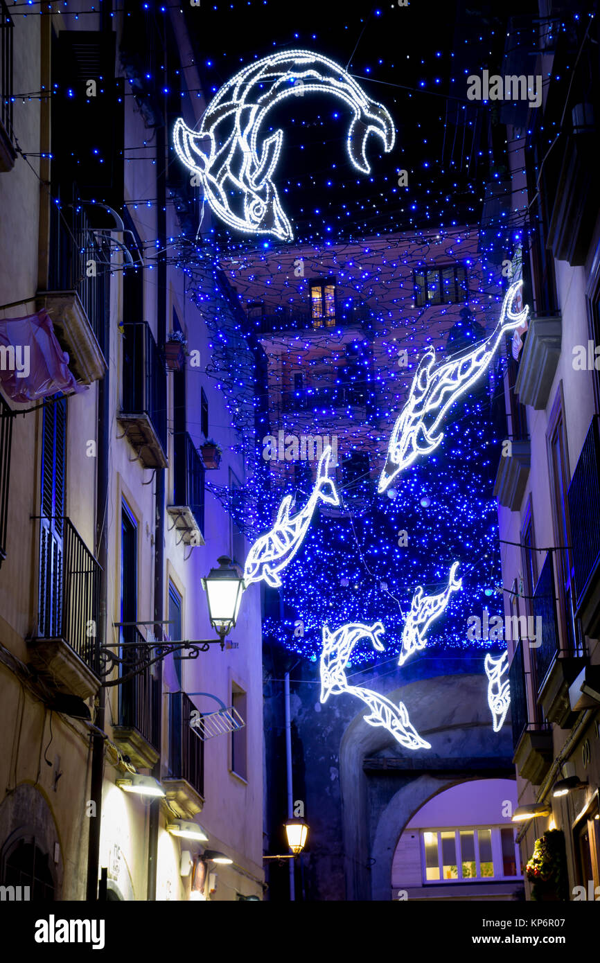 SALERNO - Italie, le 13 décembre 2017 : les lumières de Noël pendant l'événement Luci d'artista, sealife thème. Dieu Neptune, sirènes, les dauphins sont représentés Banque D'Images