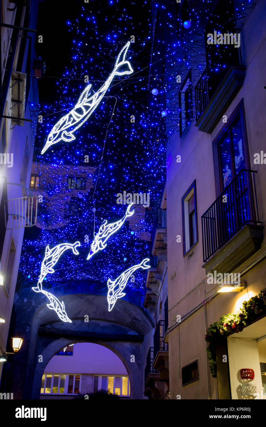 SALERNO - Italie, le 13 décembre 2017 : les lumières de Noël pendant l'événement Luci d'artista, sealife thème. Dieu Neptune, sirènes, les dauphins sont représentés Banque D'Images