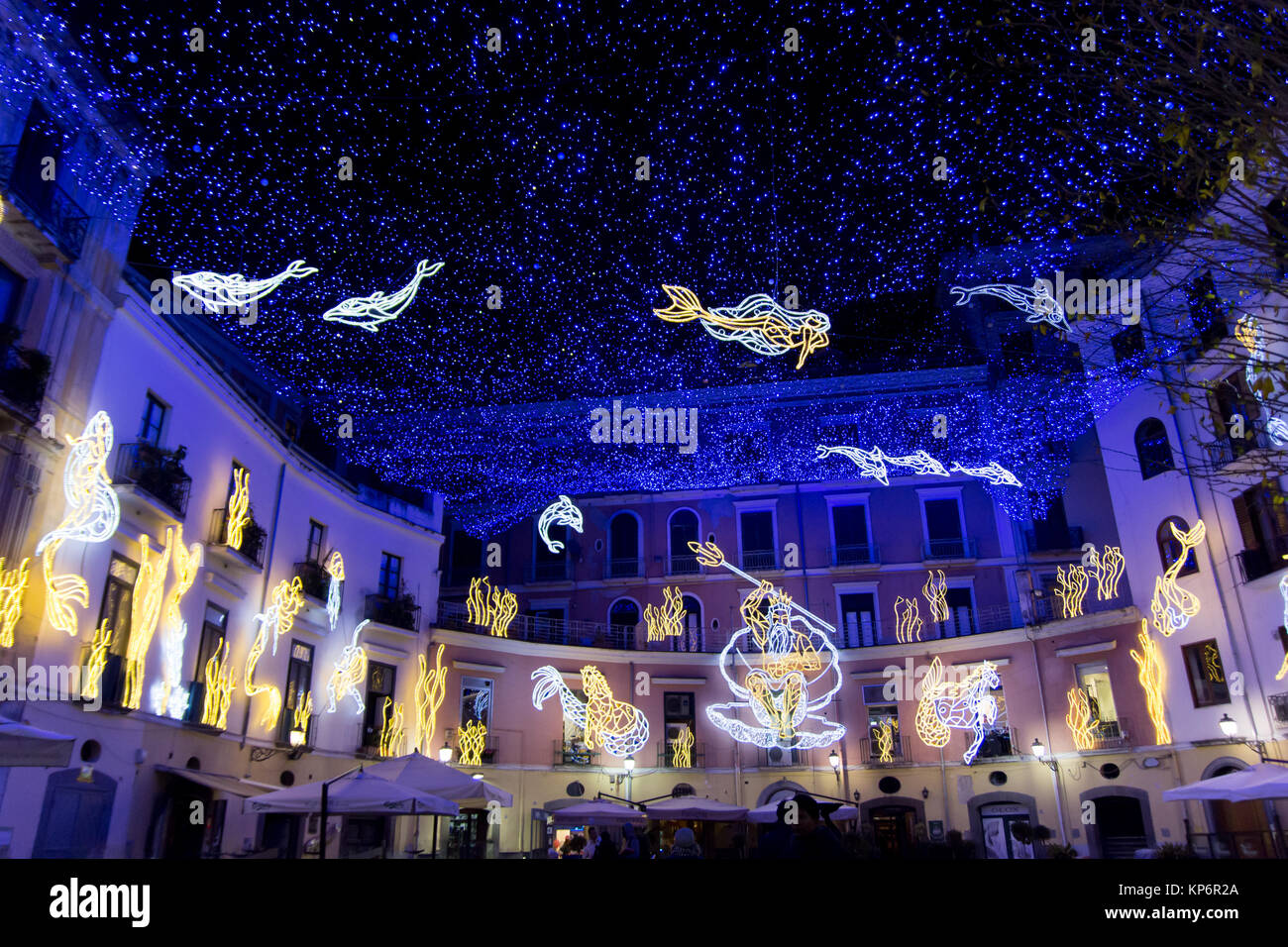 SALERNO - Italie, le 13 décembre 2017 : les lumières de Noël pendant l'événement Luci d'artista, sealife thème. Dieu Neptune, sirènes, les dauphins sont représentés Banque D'Images