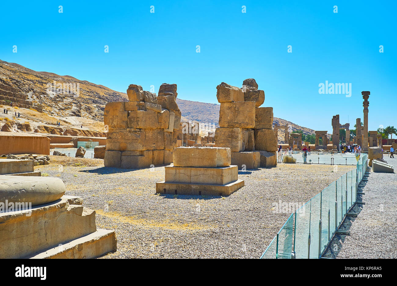 PERSEPOLIS, IRAN - le 13 octobre 2017 : les ruines de la porte inachevée au pied du Mont Rahmet à Persépolis site archéologique, le 13 octobre en pers Banque D'Images