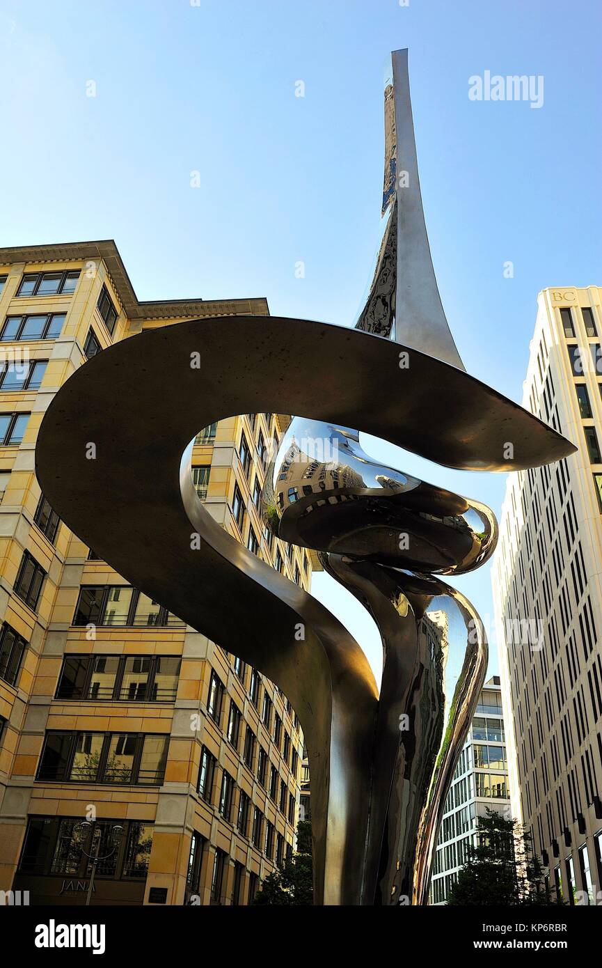 Phoenix sculpture par Gidon Graetz à Inge-Beisheim-Platz, près de la Potsdamer Platz. Berlin, Allemagne Banque D'Images