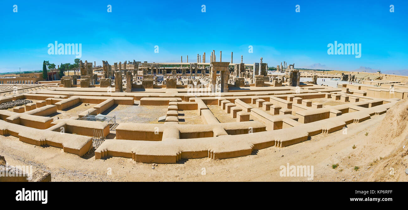 Rahmet Mont ouvre très belle vue sur les ruines de l'ancienne Persépolis avec ses portes et colonnes, l'Iran. Banque D'Images