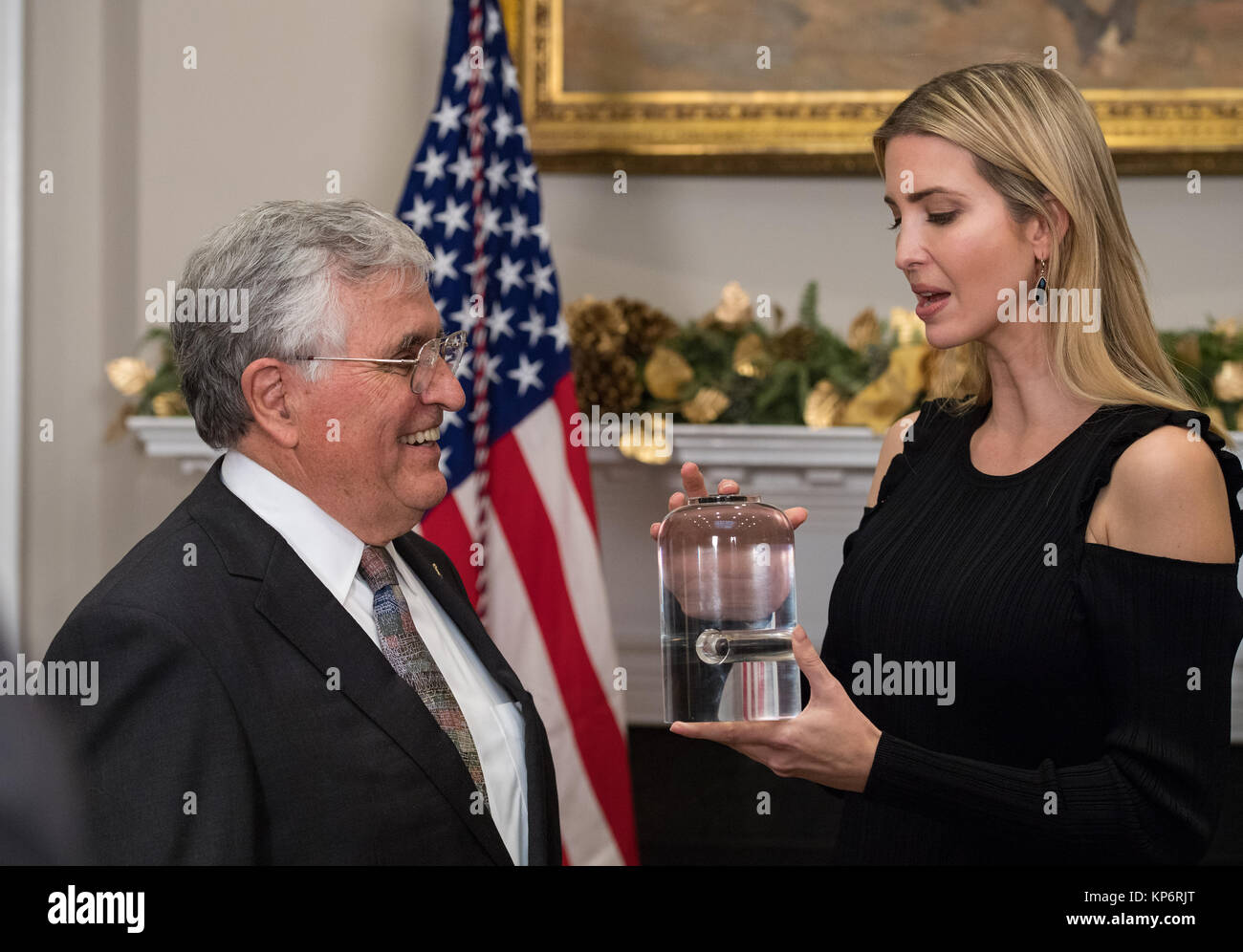 L'ancien astronaute de la mission Apollo 17 Jack Schmitt (à gauche) affiche U.S. Conseiller du Président Ivanka Trump une pierre recueillies forment la lune après Trump a signé la Directive de l'Espace Présidentiel 1 pour diriger la NASA de retour sur la lune dans la Maison Blanche Roosevelt Room 11 décembre 2017 à Washington, DC. (Photo par Aubrey Gemignani via Planetpix) Banque D'Images