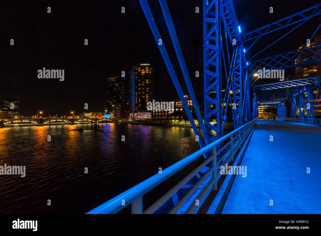 Bleu nuit sur le pont au-dessus de la rivière Grand, avec le Pearl Street Bridge dans la distance, à Grand Rapids, Michigan, USA Banque D'Images