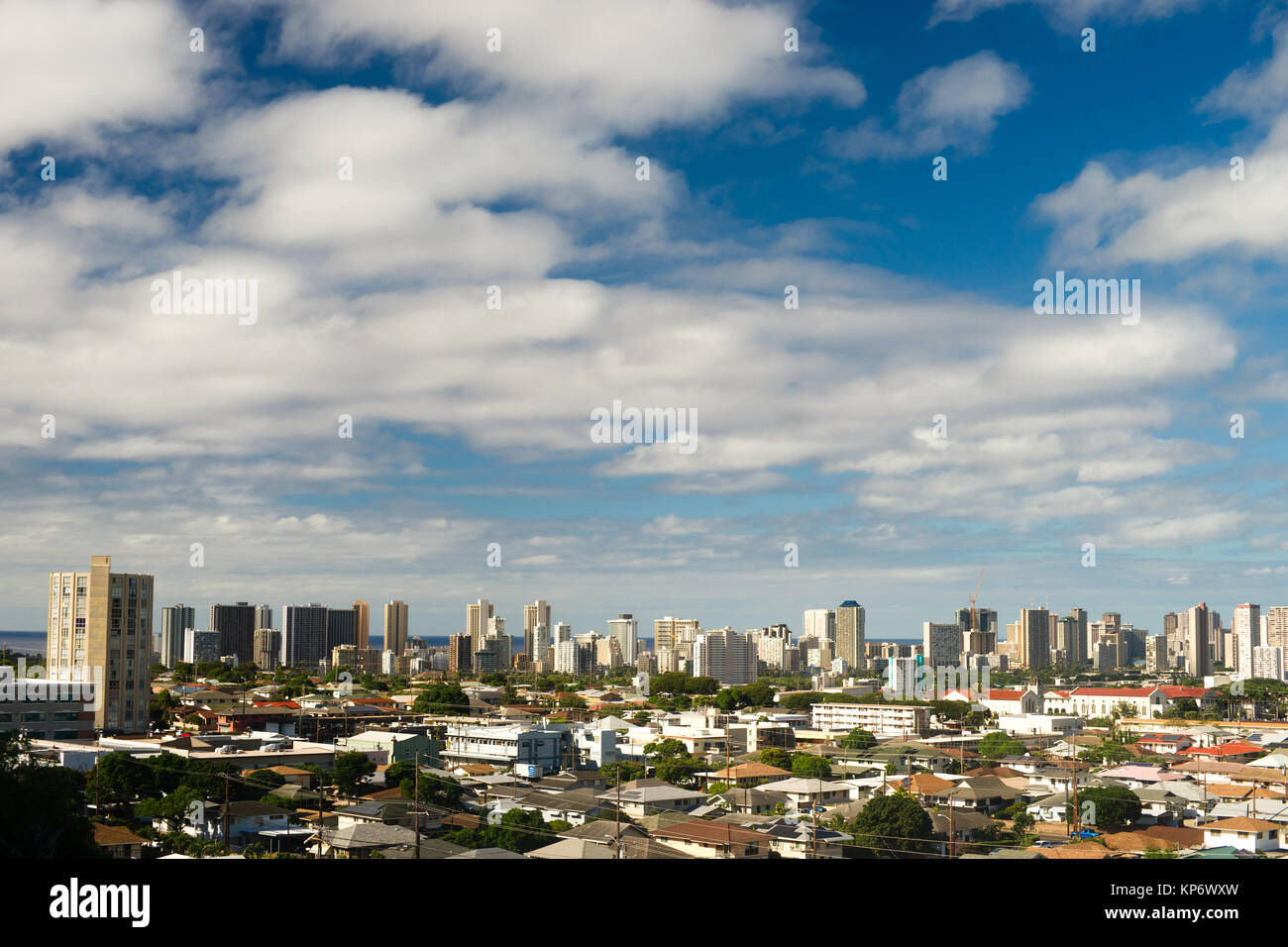 Ciel bleu nuages blancs des maisons résidentielles Centre-ville Ville Honolulu Banque D'Images