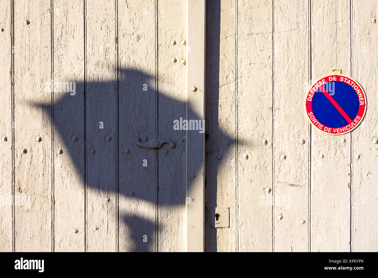 Ombre de lampe de rue sur les portes de garage - France. Banque D'Images