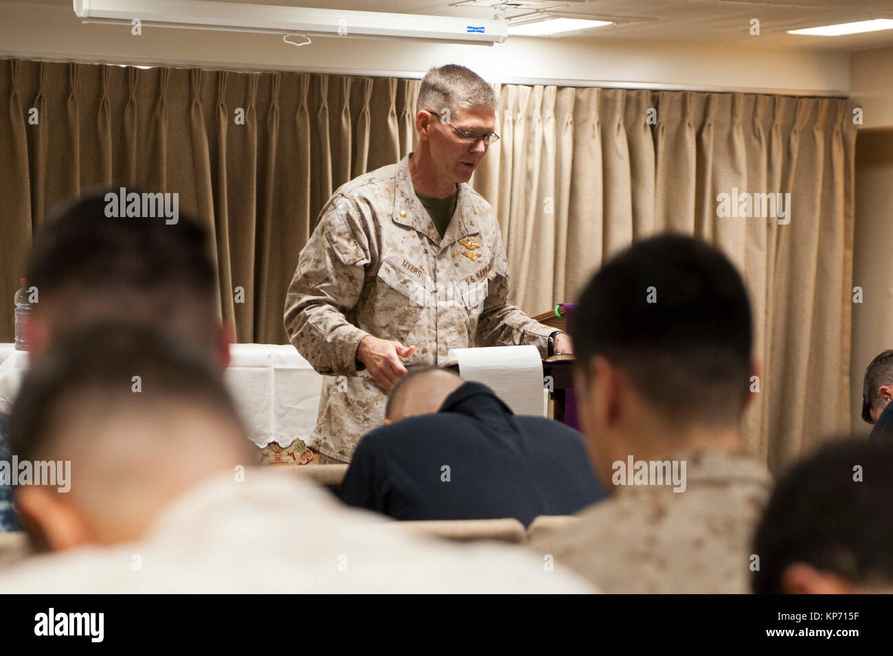 Le lieutenant Cmdr. Jim Myers, originaire de Oceanside, Californie, affecté à la 15e unité expéditionnaire de marines à bord du navire d'assaut amphibie USS America (LHA 6), livre un sermon à marins et Marines au cours d'un culte protestant dans la chapelle du navire. L'Amérique est le navire amiral de l'Amérique du groupe amphibie et, avec l'entrepris 15e MEU, est déployé sur le 5e flotte américaine zone d'opérations à l'appui d'opérations de sécurité maritime pour rassurer les alliés et les partenaires et de préserver la liberté de navigation et la libre circulation du commerce dans la région. (U.S. Navy Banque D'Images