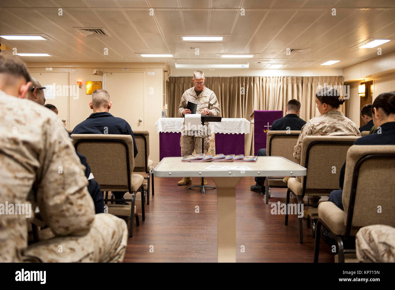 Le lieutenant Cmdr. Jim Myers, originaire de Oceanside, Californie, affecté à la 15e unité expéditionnaire de marines à bord du navire d'assaut amphibie USS America (LHA 6), livre un sermon à marins et Marines au cours d'un culte protestant dans la chapelle du navire. L'Amérique est le navire amiral de l'Amérique du groupe amphibie et, avec l'entrepris 15e MEU, est déployé sur le 5e flotte américaine zone d'opérations à l'appui d'opérations de sécurité maritime pour rassurer les alliés et les partenaires et de préserver la liberté de navigation et la libre circulation du commerce dans la région. (U.S. Navy Banque D'Images