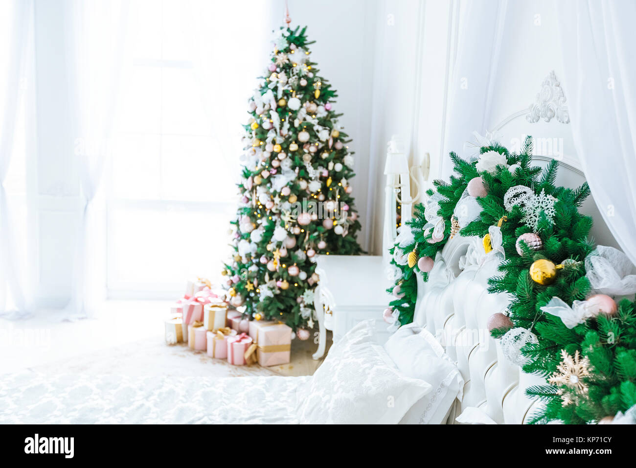 Salon de Noël avec un arbre de Noël, cadeaux et lit. Belle nouvelle année décoré classic home intérieur. Fond d'hiver Banque D'Images