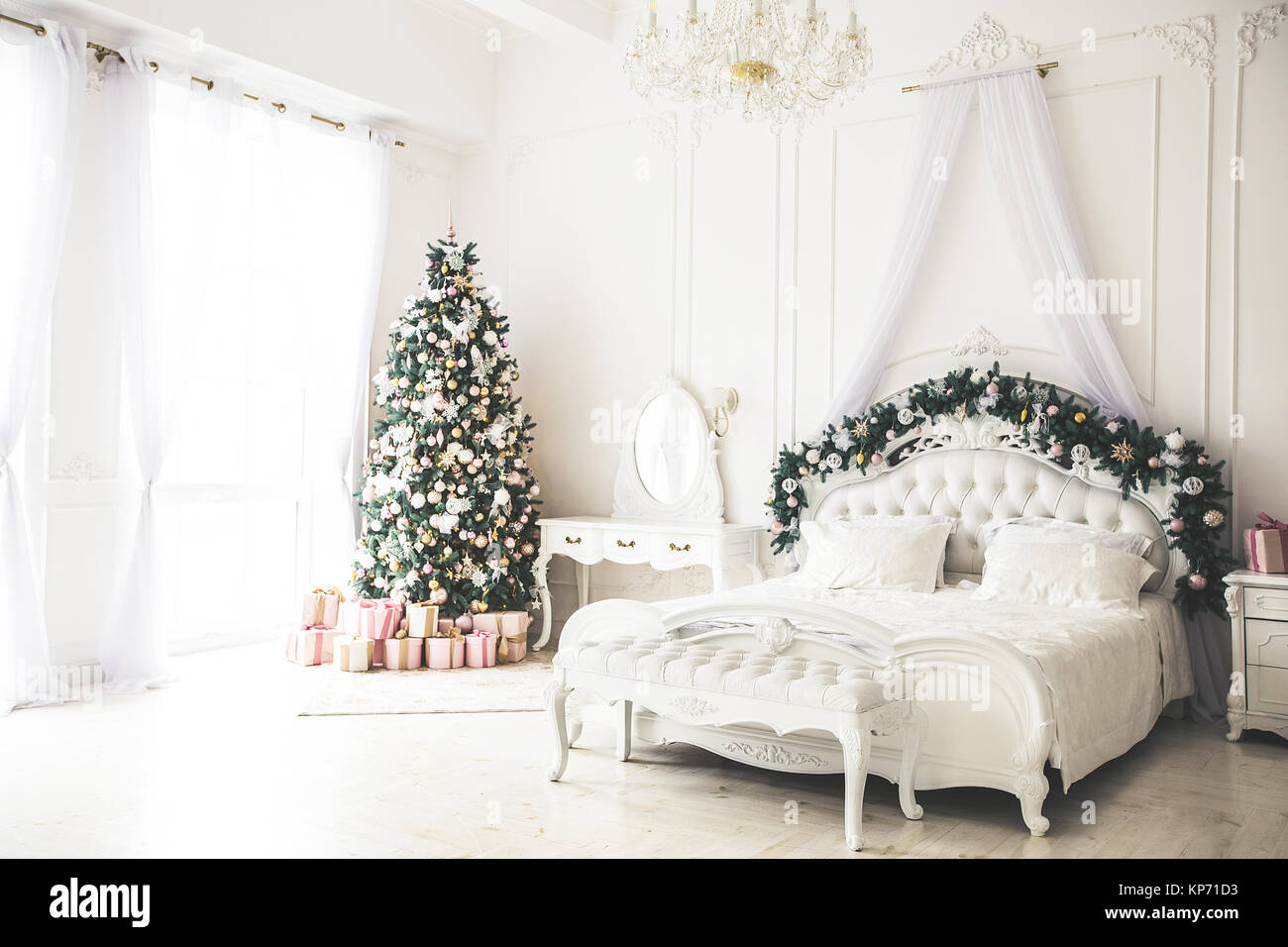 Salon de Noël avec un arbre de Noël, cadeaux et lit. Belle nouvelle année décoré classic home intérieur. Fond d'hiver Banque D'Images