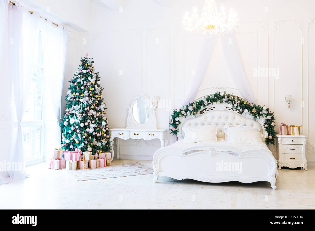 Salon de Noël avec un arbre de Noël, cadeaux et lit. Belle nouvelle année décoré classic home intérieur. Fond d'hiver Banque D'Images