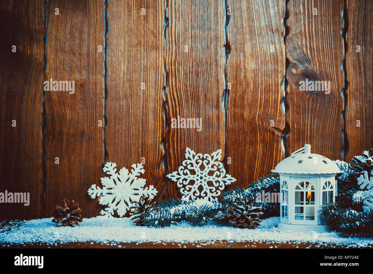 Noël lanterne éclairée par des bougies avec des branches d'arbre de Noël, et les flocons de neige sur fond de bois vintage. Espace libre Banque D'Images Noël lanterne éclairée par des bougies avec des branches d'arbre de Noël, et les flocons de neige sur fond de bois vintage. Espace libre Banque D'Images