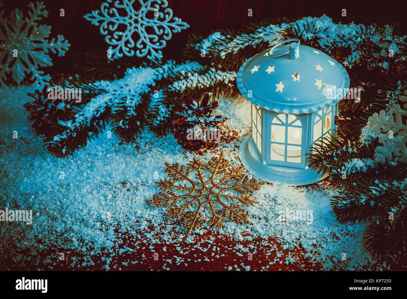 Noël lanterne éclairée par des bougies avec des branches d'arbre de Noël, et les flocons de neige sur fond de bois vintage. Espace libre Banque D'Images Noël lanterne éclairée par des bougies avec des branches d'arbre de Noël, et les flocons de neige sur fond de bois vintage. Espace libre Banque D'Images