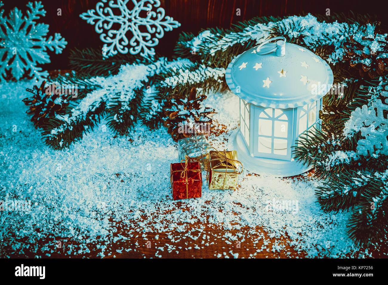 Noël lanterne éclairée par des bougies avec des branches d'arbre de Noël, et les flocons de neige sur fond de bois vintage. Espace libre Banque D'Images Noël lanterne éclairée par des bougies avec des branches d'arbre de Noël, et les flocons de neige sur fond de bois vintage. Espace libre Banque D'Images