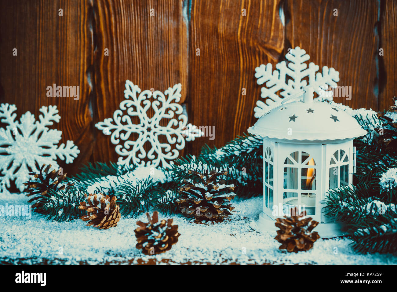 Noël lanterne éclairée par des bougies avec des branches d'arbre de Noël, et les flocons de neige sur fond de bois vintage. Espace libre Banque D'Images Noël lanterne éclairée par des bougies avec des branches d'arbre de Noël, et les flocons de neige sur fond de bois vintage. Espace libre Banque D'Images