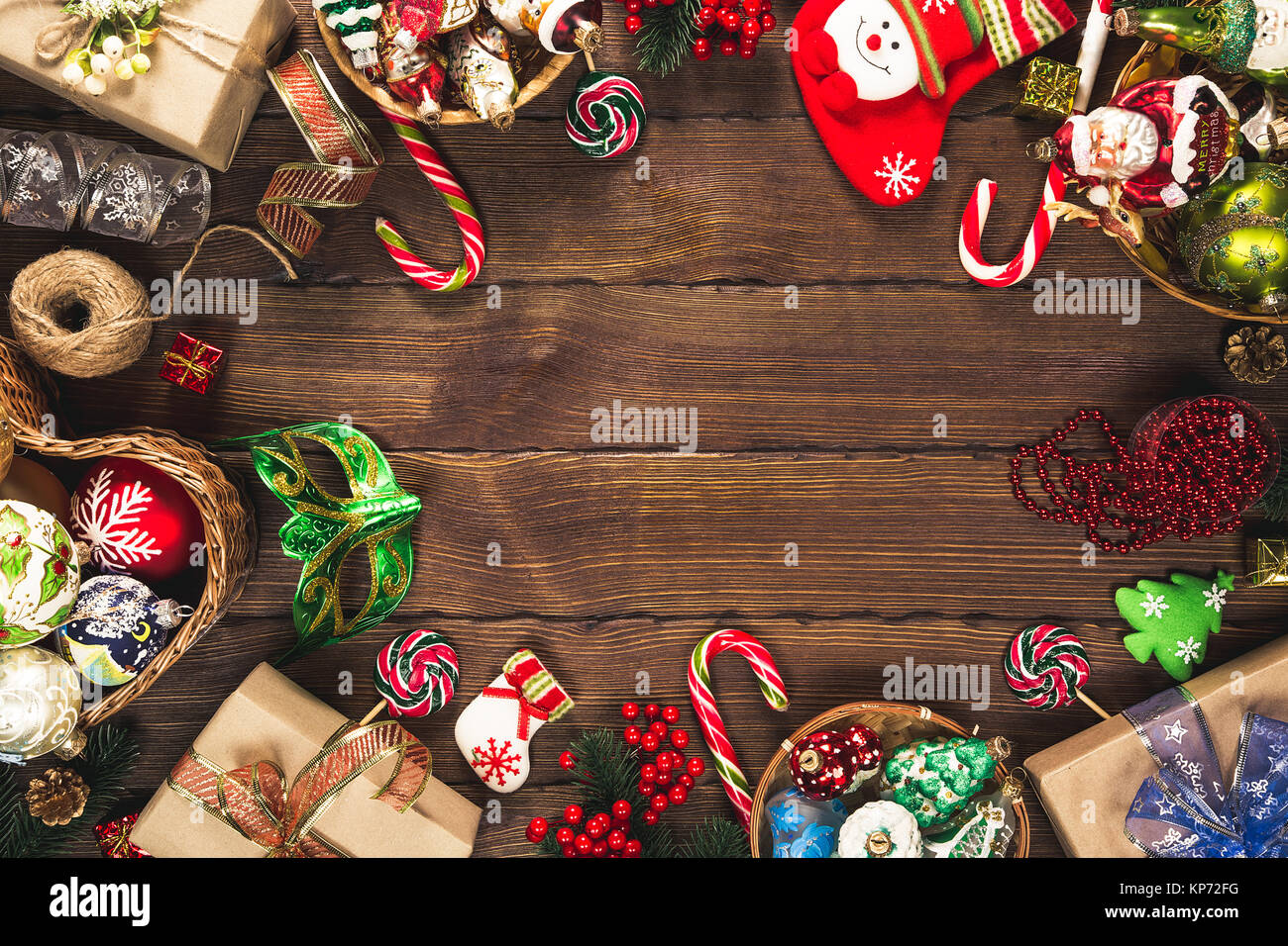 Fond de Noël avec cadeaux, jouets, des branches d'arbre, le Nouvel An du décor, bonbons et biscuits au gingembre sur le vieux fond de bois. Châssis avec espace libre Banque D'Images Fond de Noël avec cadeaux, jouets, des branches d'arbre, le Nouvel An du décor, bonbons et biscuits au gingembre sur le vieux fond de bois. Châssis avec espace libre Banque D'Images